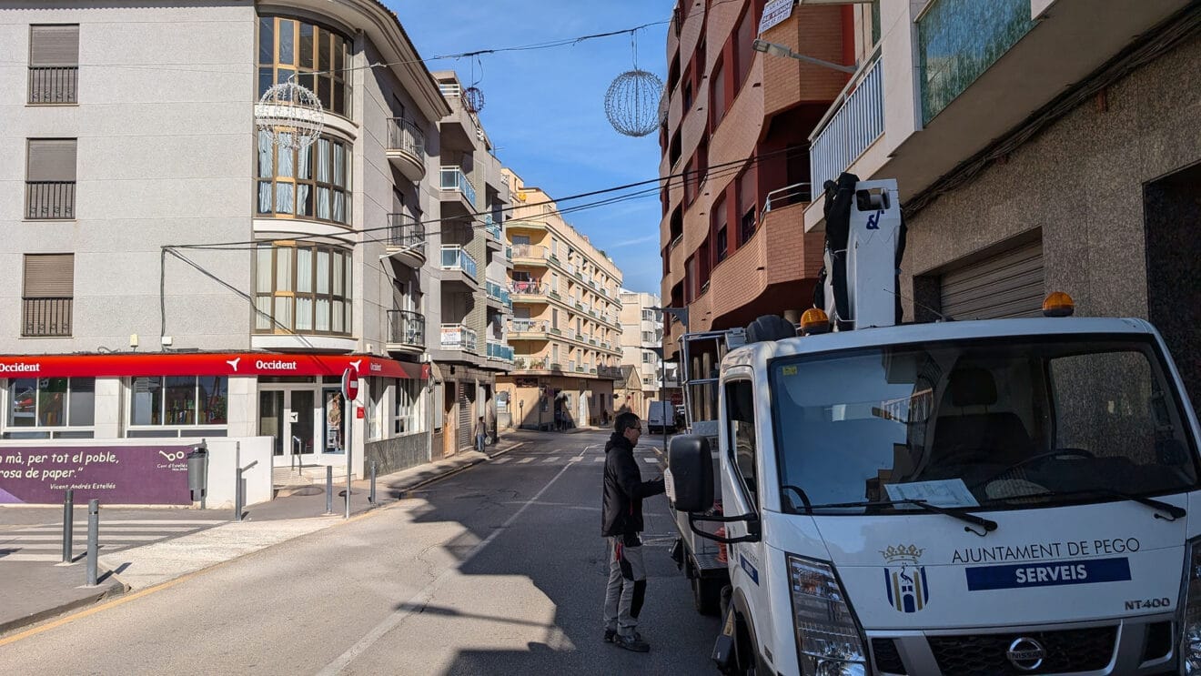 Instalación de la iluminación de Navidad en Pego