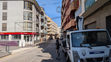 Pego empieza a respirar la Navidad con la instalación de la iluminación festiva 4 instalacion de la iluminacion de navidad en pego