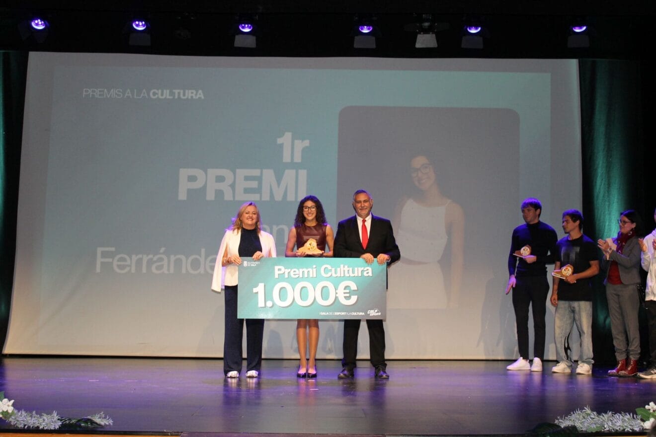 Jana Ferrández junto al premio de la Gala del Deporte y la Cultura de Calp