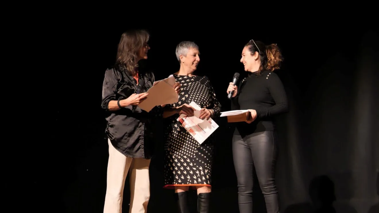 La alcaldesa de Ràfol d'Almúnia (centro), con las presentadoras del equipo de organización del festival