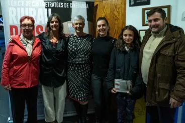La alcaldesa de Ràfol d’Almunia (centro), con las presentadoras, y el teniente Alcalde J. Sirerol RRDFF