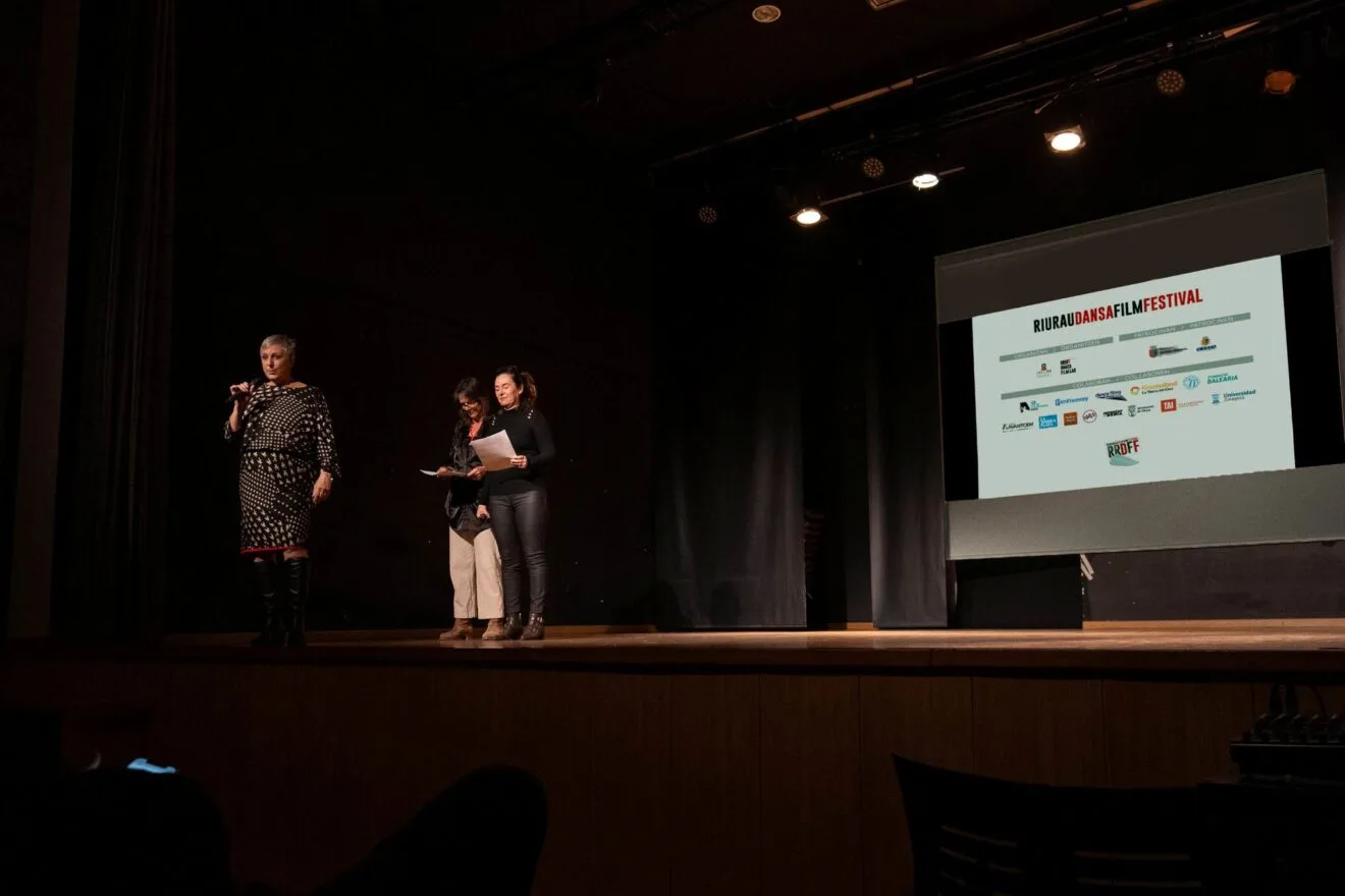 La Alcaldesa de Ràfol saludando al público del festival 1