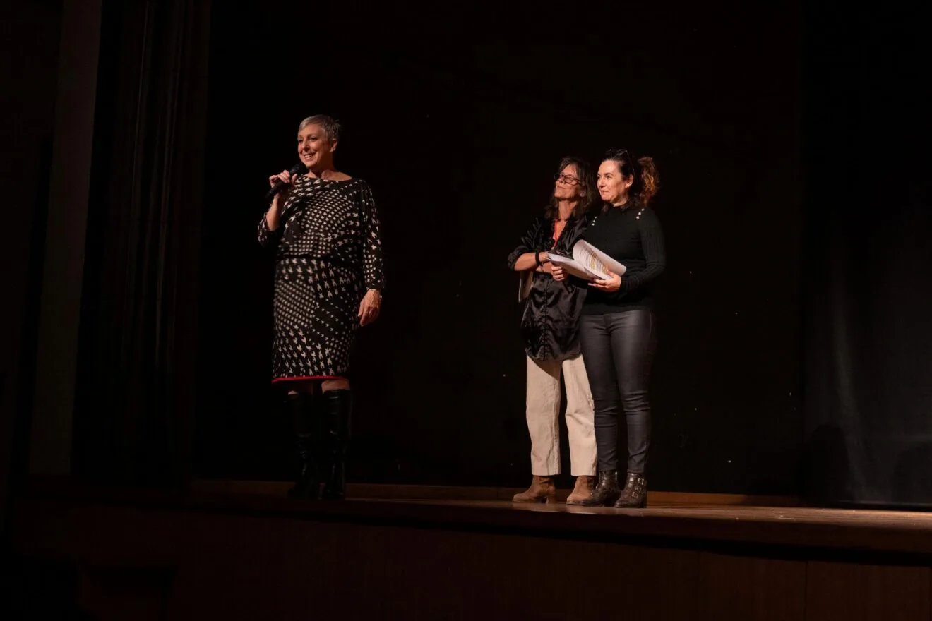 La Alcaldesa de Ràfol saludando al público del festival