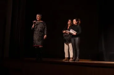 La Alcaldesa de Ràfol saludando al público del festival