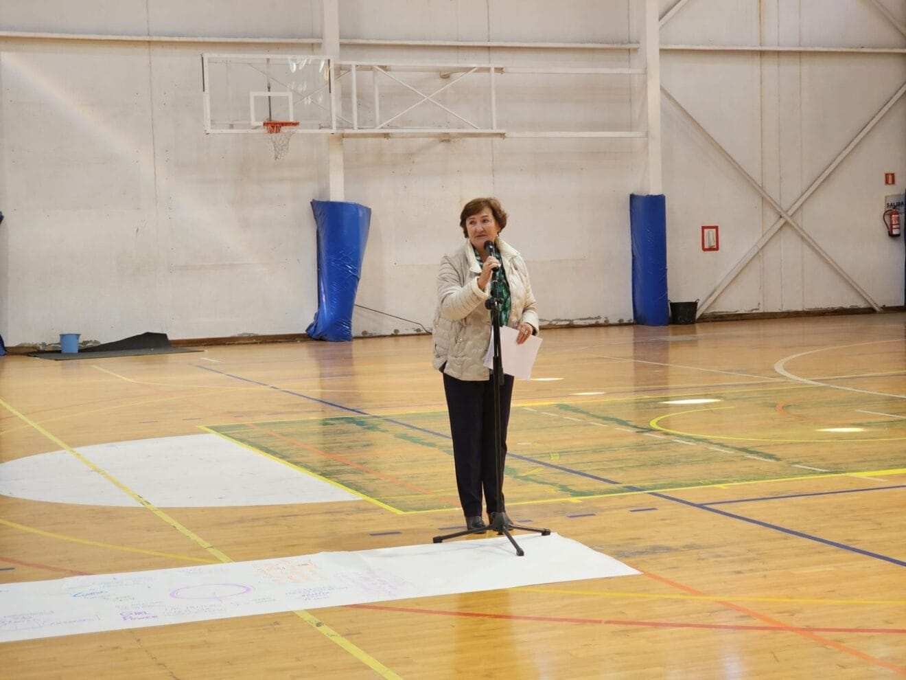 La concejala de Igualdad, Itziar Doval, durante la lectura del manifiesto institucional del 25-N