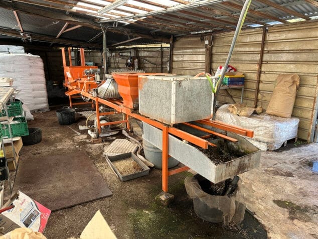 Imagen: Maquinaria de siembra semiautomática de Viveros Parra