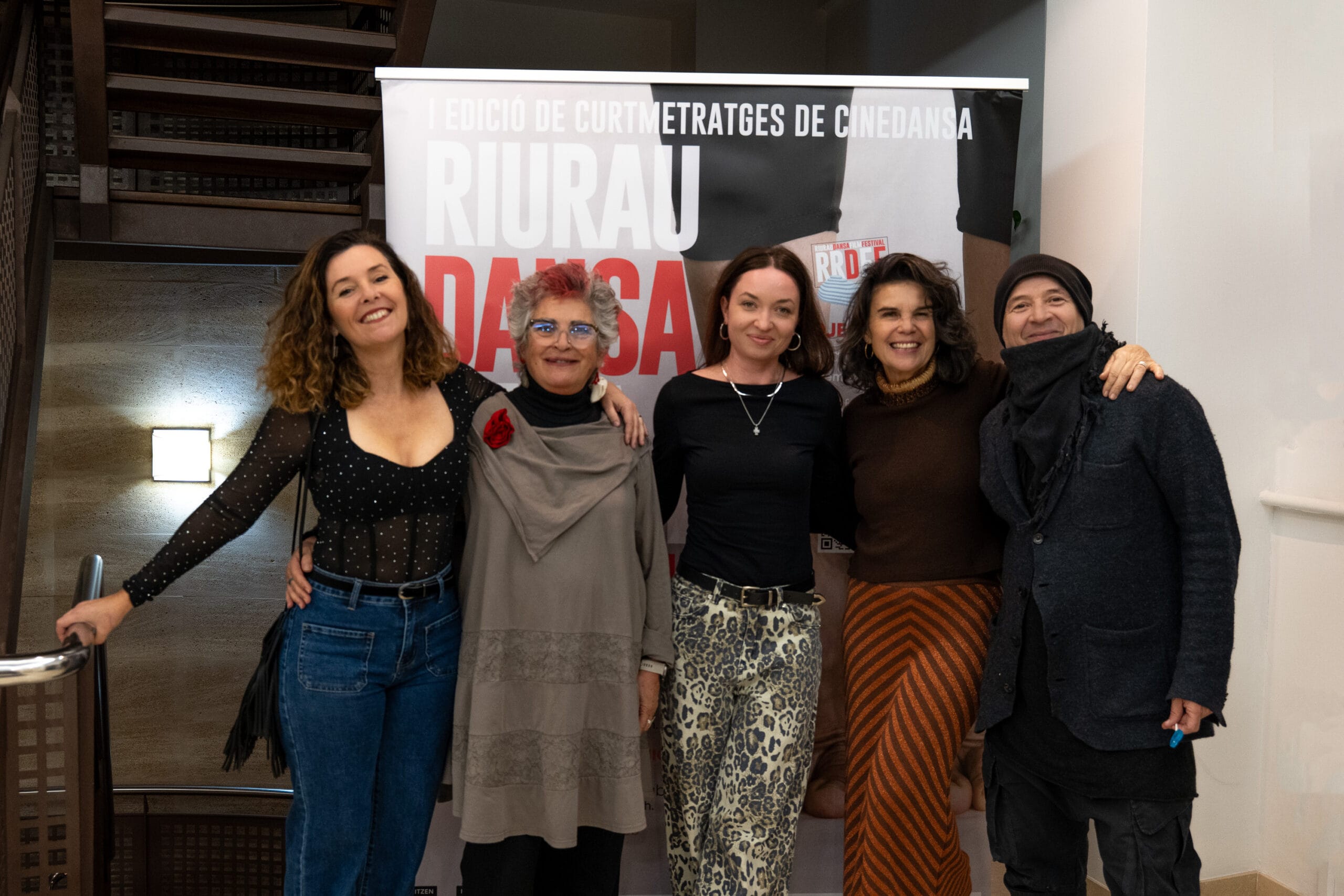 miembros de la organizacion con la cineasta marianna slobodian en el centro llegada desde polonia para presentar su pelicula solitude scaled