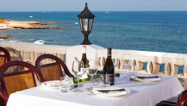 placeres del mar en un entorno acogedor frente al mediterraneo