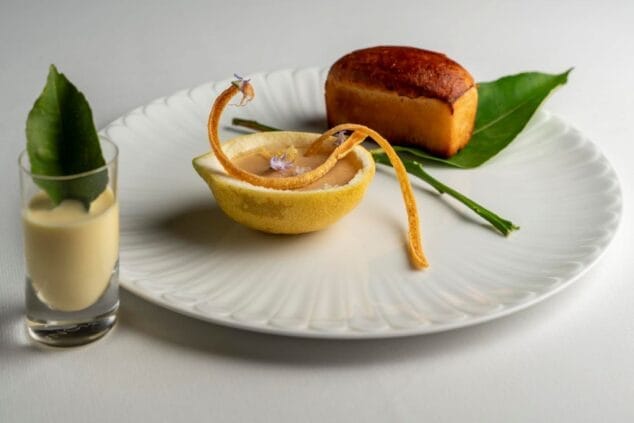 Imatge: Plat recomanat per la Guia Michelin 2026 del restaurant Nazario Cano. Shortbread de llimona i foie gras amb brioix de mantega