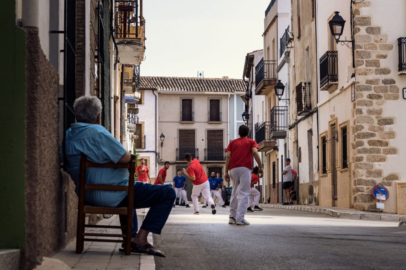 Público durante una partida de pilota valenciana en Murla - MACMA