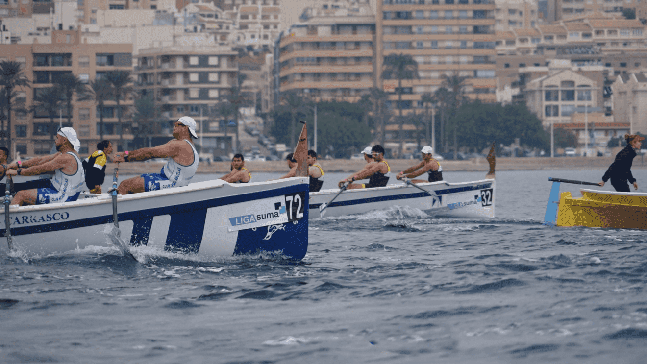 Remeros participando en un campeonato de la Liga Suma