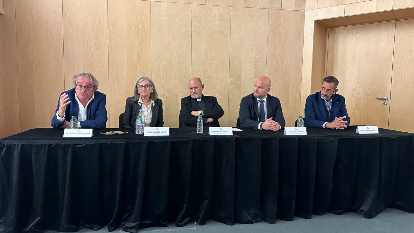 Rueda de prensa del II Premi Internacional a l’Educació Vicent Berenguer con el jurado y elo alcalde de Teulada Moraira