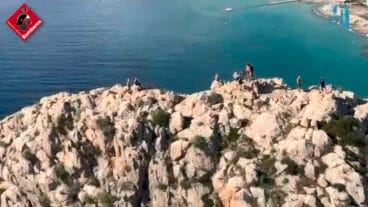 Rescatan a una senderista de 24 años herida cerca de la cima del Peñón de Ifach en Calp 8 senderistas esperando el rescate en calp