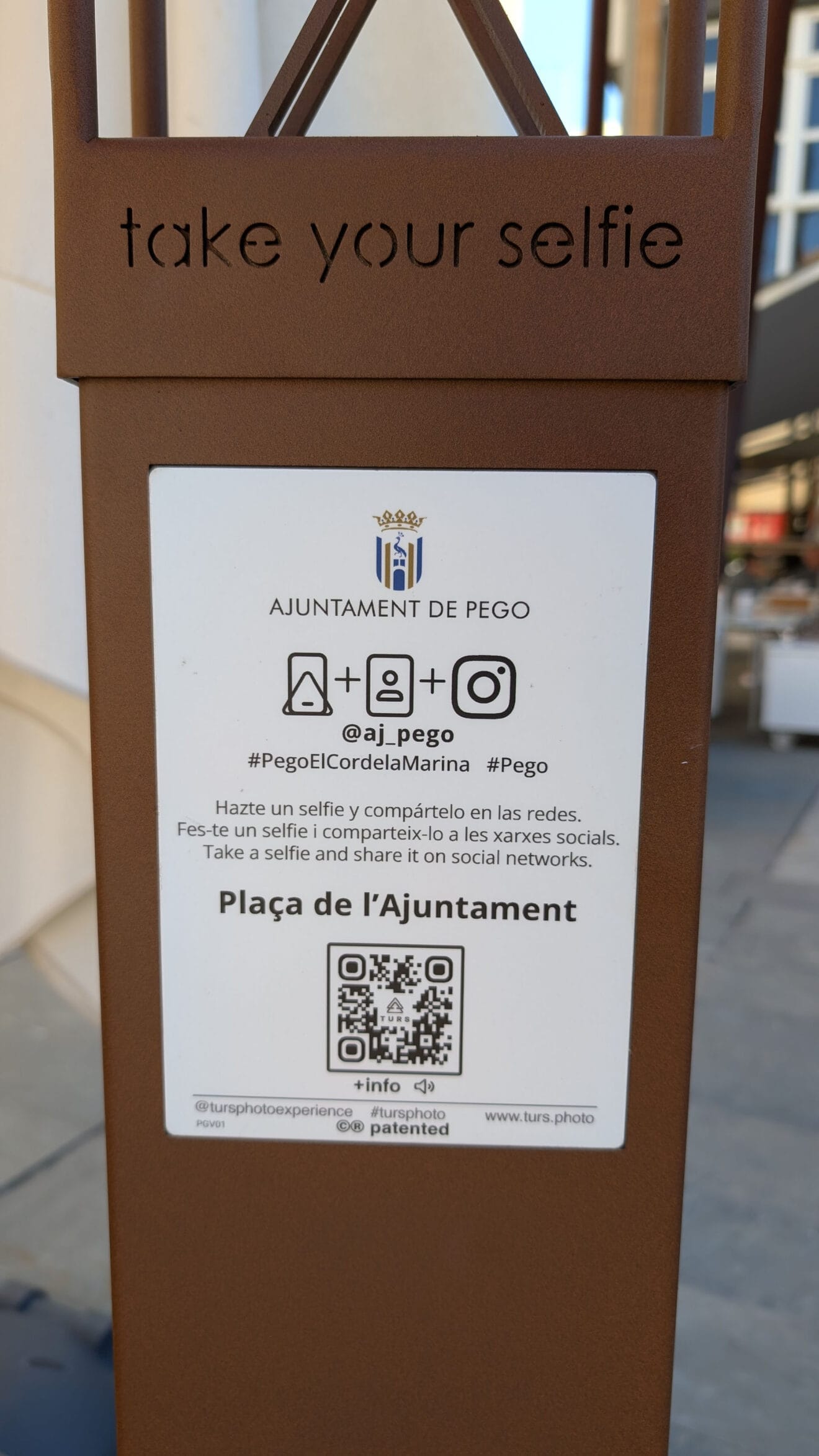 Soporte para selfie en Pego con más información turística