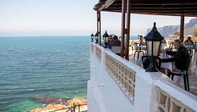 ¿Quién dijo que el mar es solo para el verano? El Mediterráneo también se disfruta en los meses más fríos 3 una terraza frente al mar para disfrutar del sabor y la calma