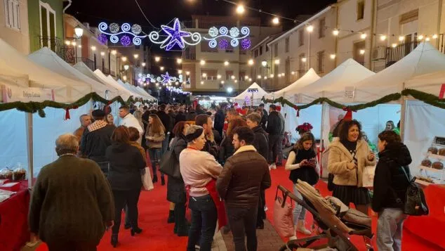 Imagen: Visitantes del Mercat de Nadal del Verger de 2024