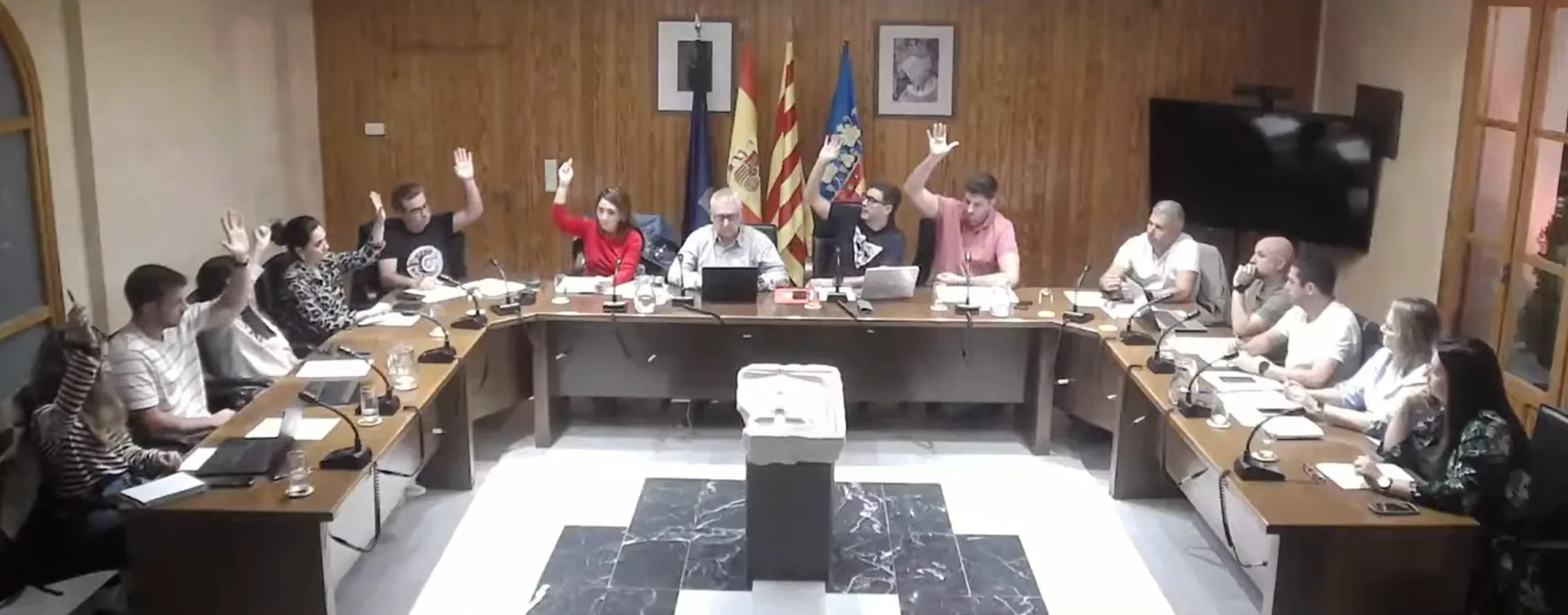 votacion a favor de ondara a la suspension de licencias turisticas