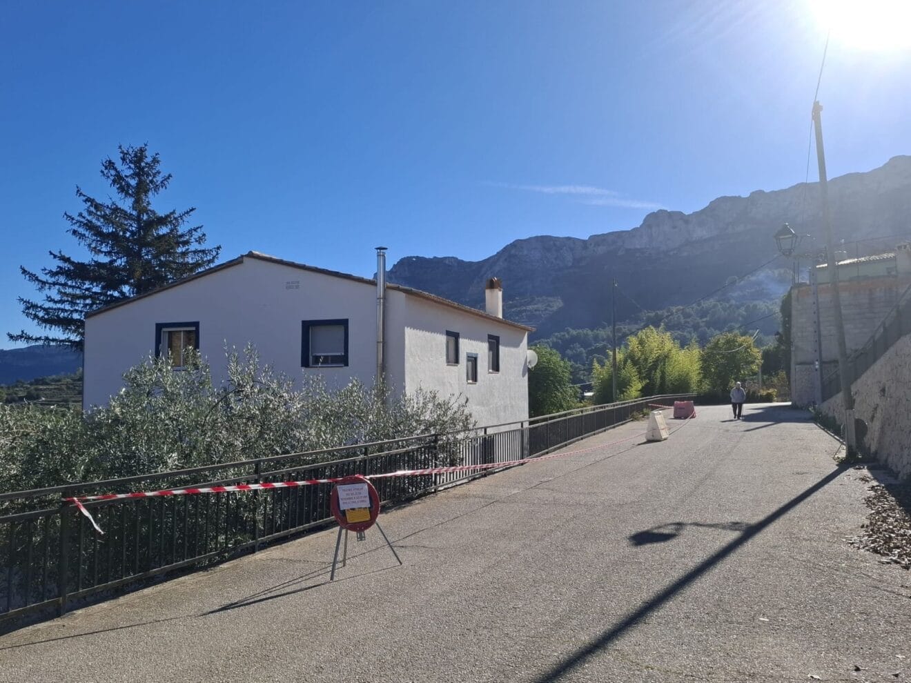 Zona acordonada en la calle La Creu de Alpatró, donde el Ayuntamiento ha restringido el paso por seguridad ante el deterioro del firme