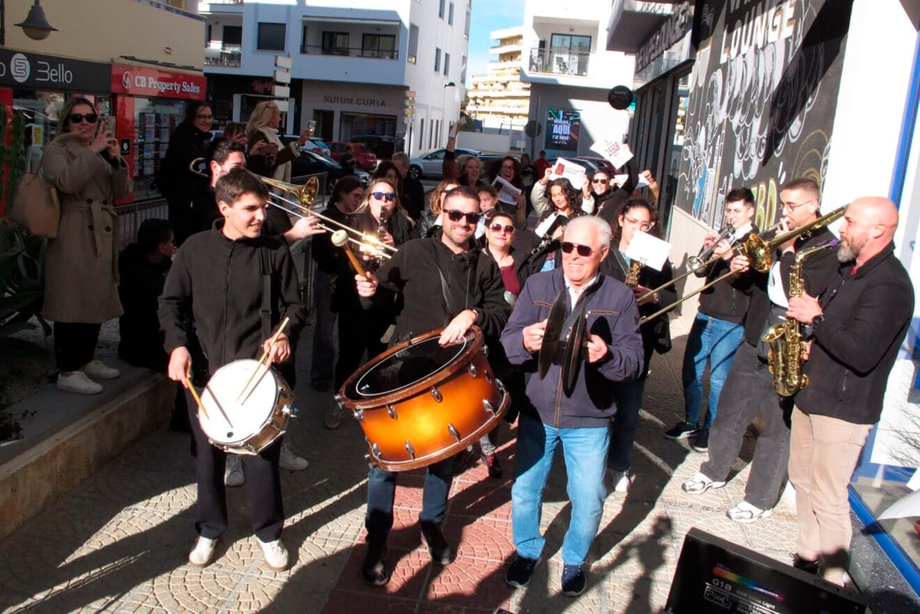Agrupación Musical de Teulada celebra el premio de lotería 10
