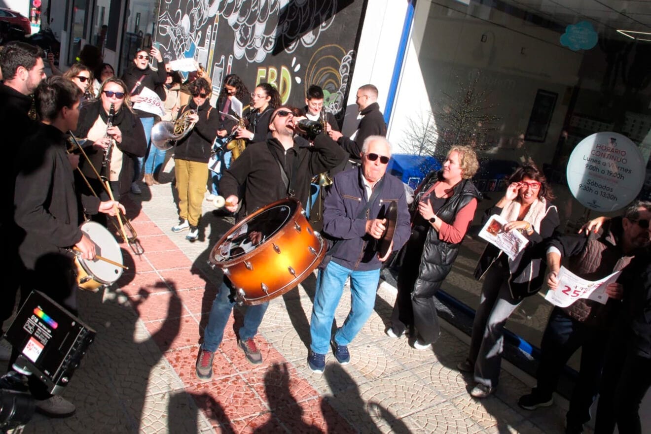 Agrupación Musical de Teulada celebra el premio de lotería 12