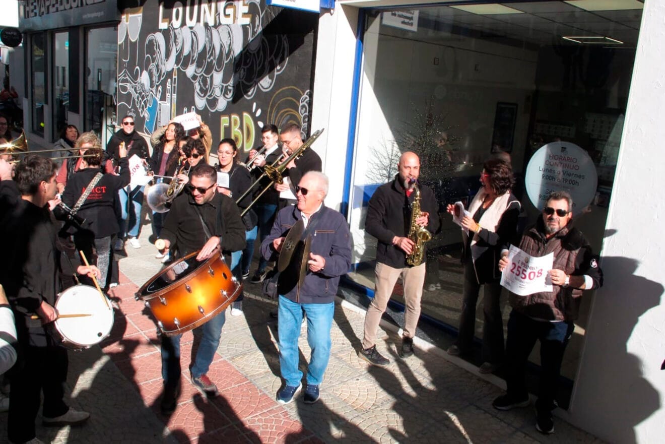 Agrupación Musical de Teulada celebra el premio de lotería 17