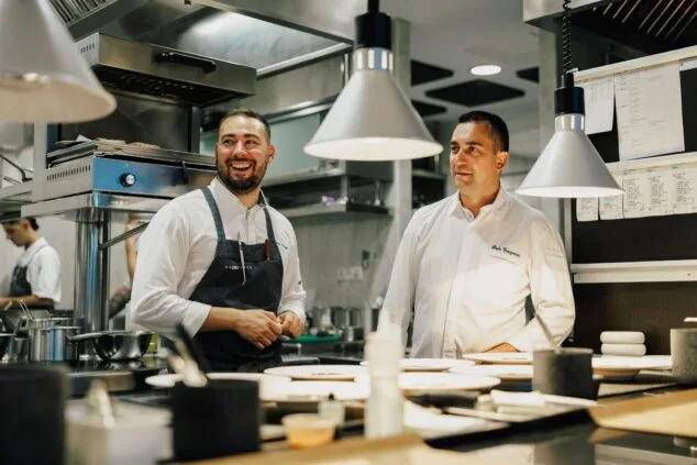 Un restaurante estrella Michelin de Calp celebra su décimo aniversario en Asia 1 Imagen: Andrea Drago y Paolo Casagrande, durante un servicio en Orobianco