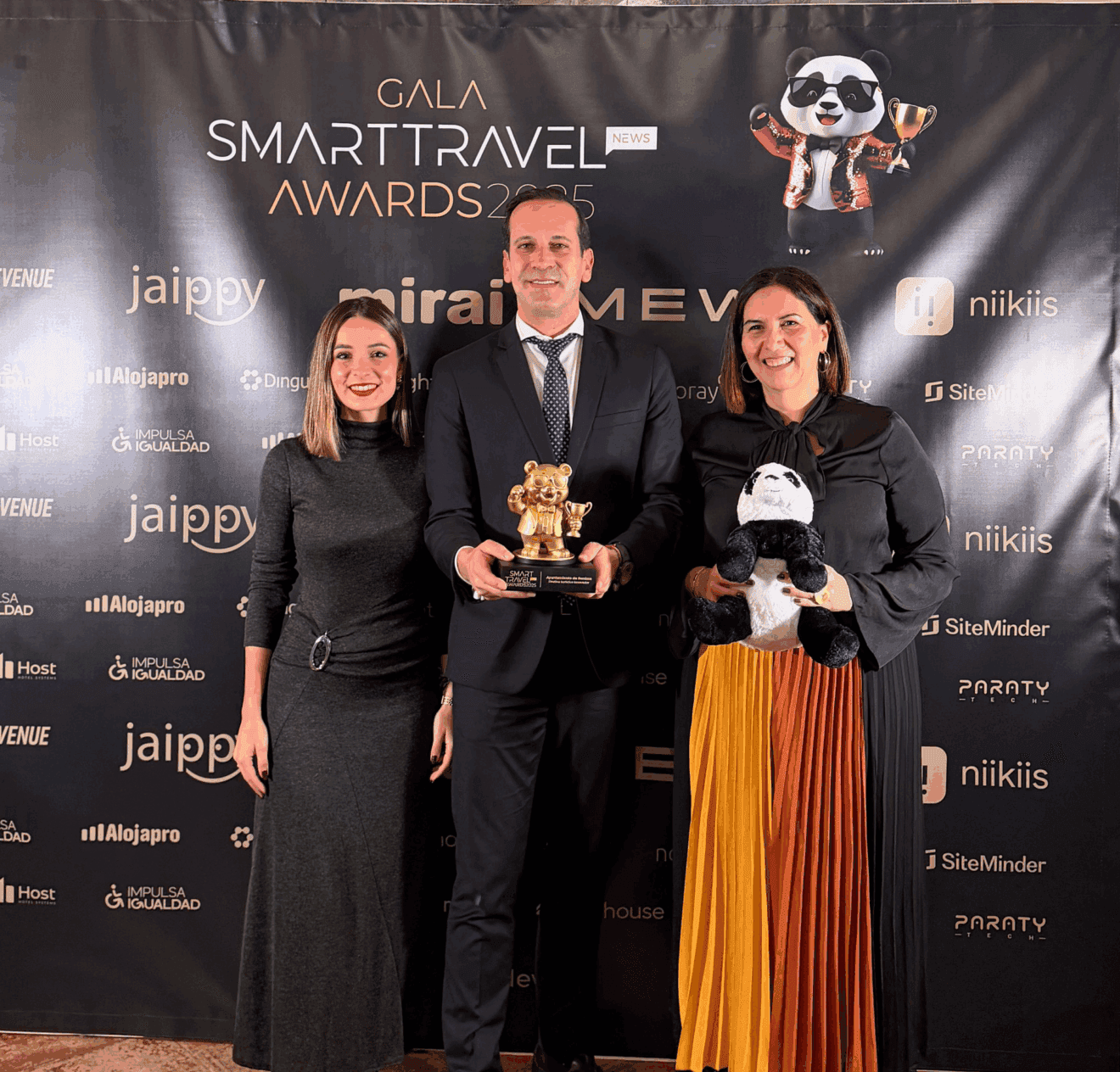 Arturo Poquet, Josefa María Bertomeu y Virginia Pérez junto al galardón