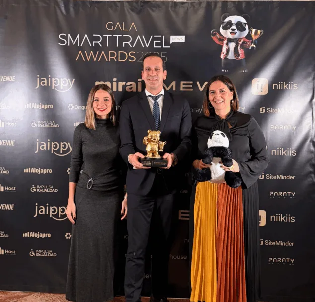 Imagen: Arturo Poquet, Josefa María Bertomeu y Virginia Pérez junto al galardón