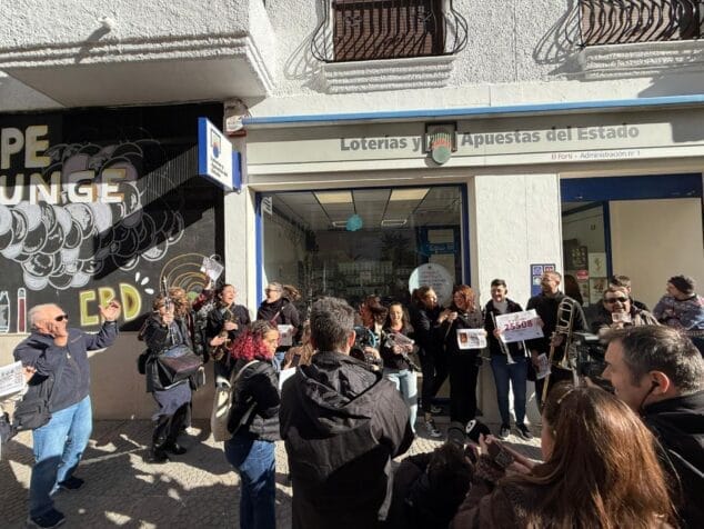 asi ha celebrado moraira el cuarto premio de la loteria de navidad 2