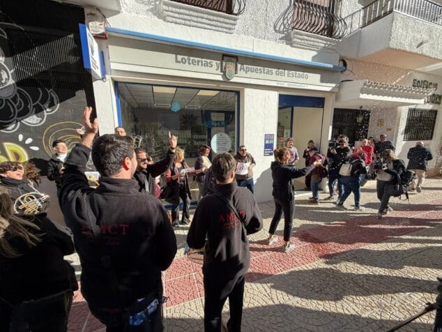 asi ha celebrado moraira el cuarto premio de la loteria de navidad 5