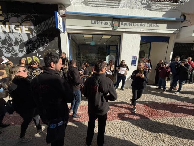 asi ha celebrado moraira el cuarto premio de la loteria de navidad 6