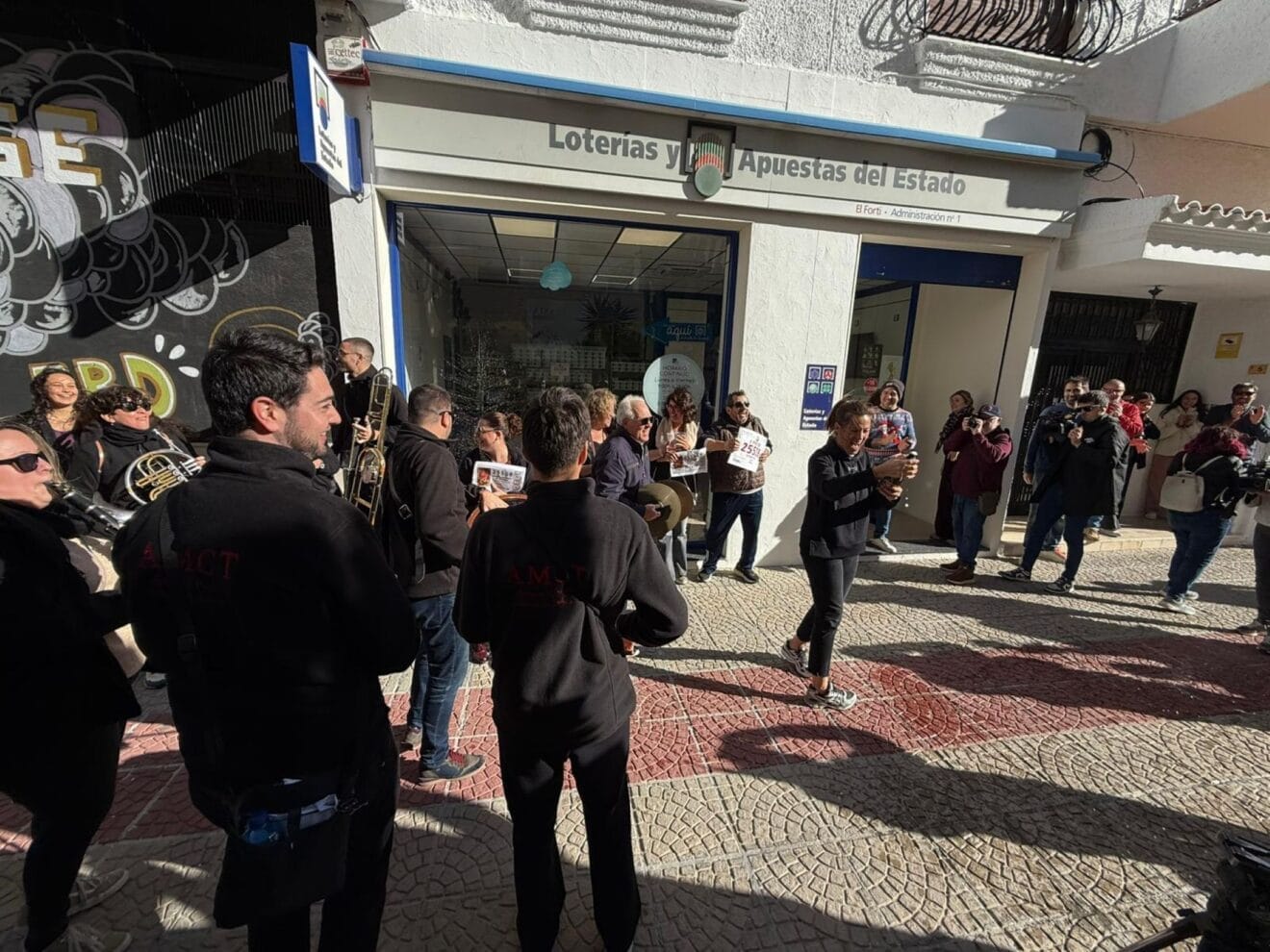 Así ha celebrado Moraira el cuarto premio de la Lotería de Navidad 7