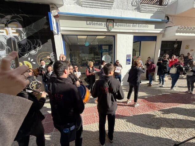 asi ha celebrado moraira el cuarto premio de la loteria de navidad 8