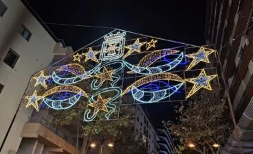 Calles de Calp vestidas de luz, invitan a pasear en los primeros días de Navidad