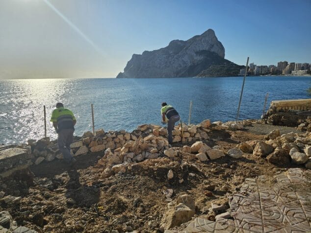 calp inicia las obras de reconstruccion del muro del paseo maritimo de la fossa danado por el temporal