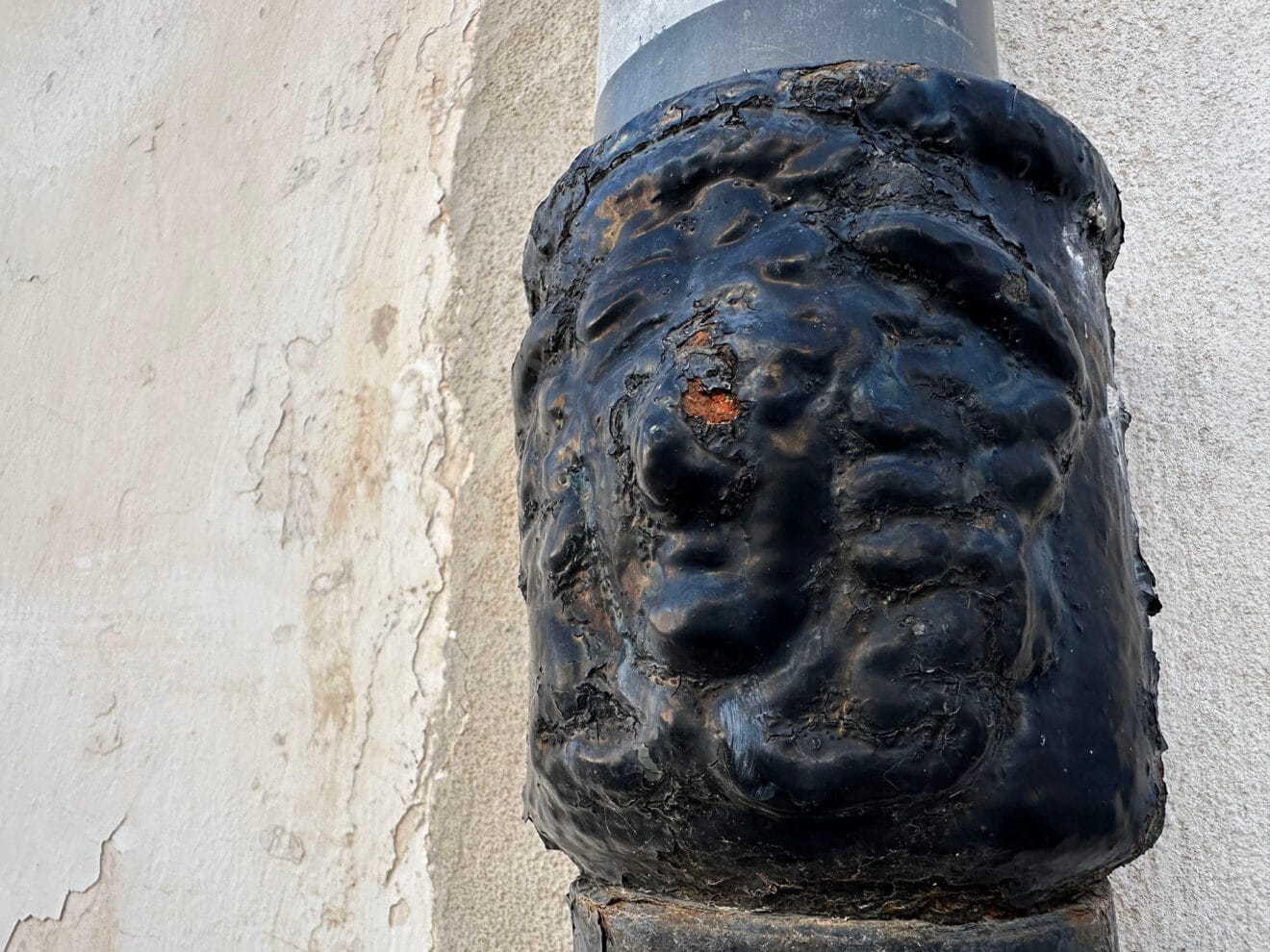 Cara de l'aigua en el carrer del Mar de Pego