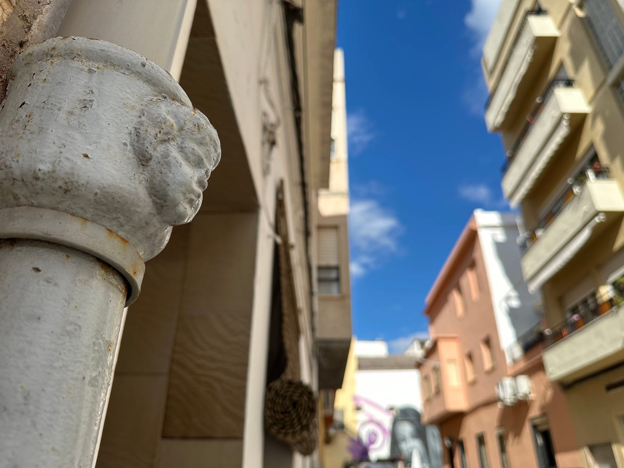cara de laigua en el carrer filipines de pego