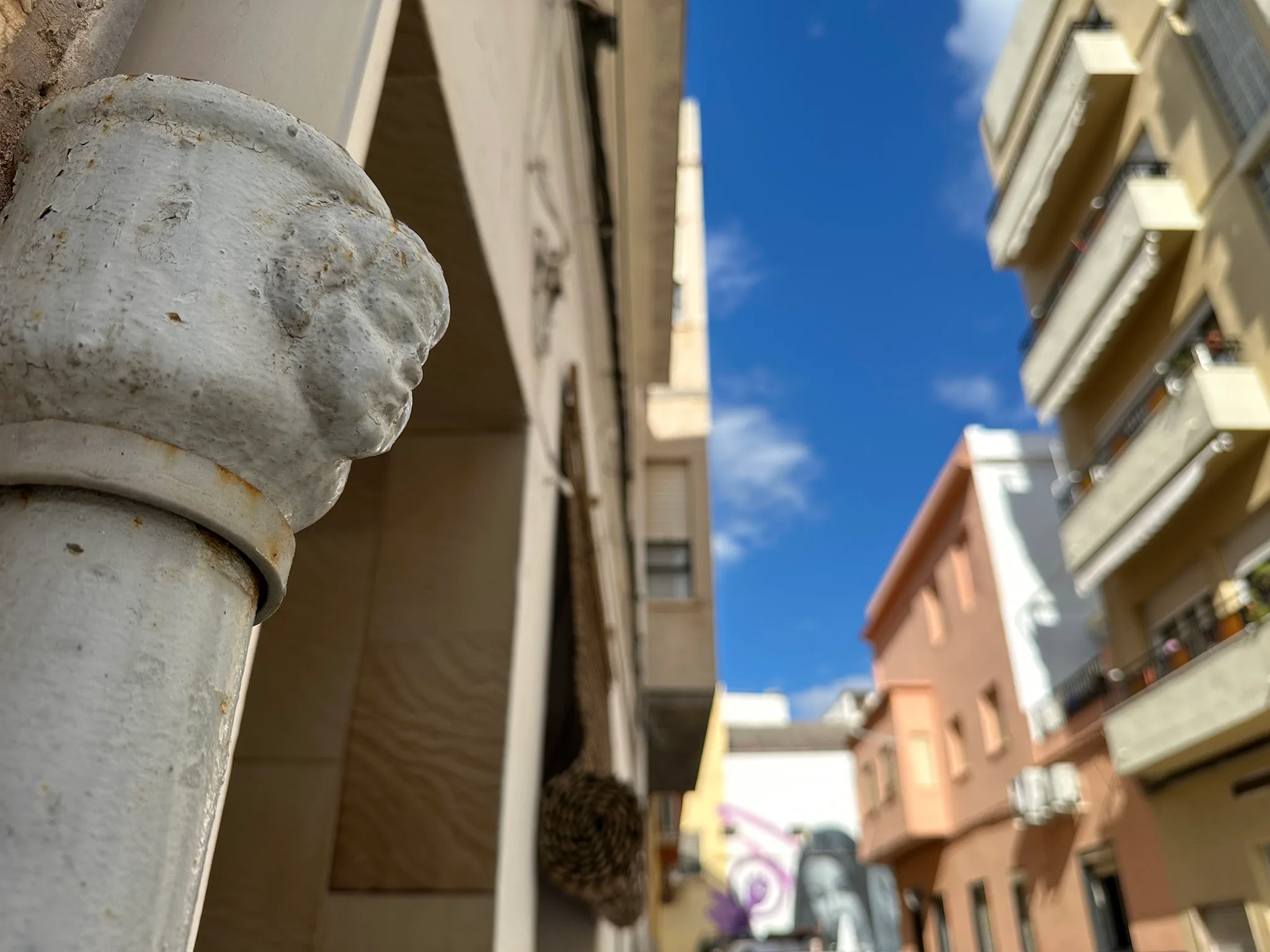 cara de laigua en el carrer filipines de pego