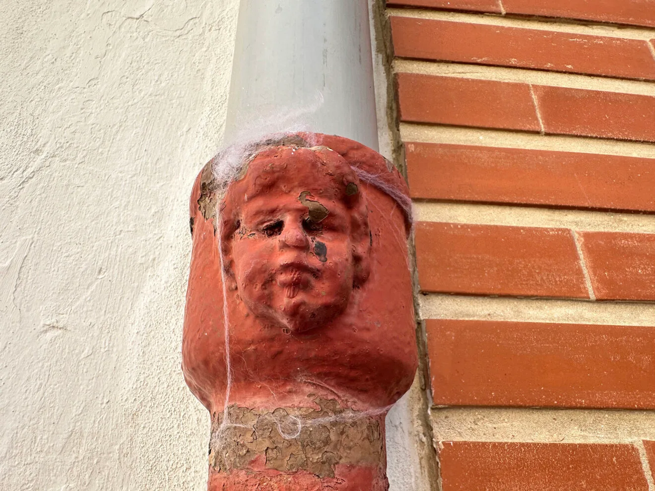 Cara de l'aigua en el carrer Sant Rafel de Pego