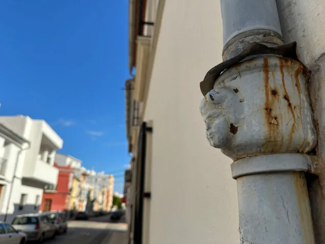 Pegos alltägliches und „schützendes“ Erbe lebt wieder auf: Ein neuer Blick auf die vergessenen „Gesichter“ 9 Bild: Wassergesicht auf der Carrer del Mar in Pego