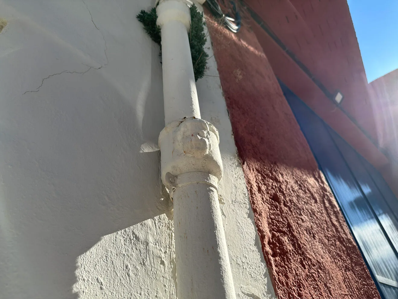 Cara del agua en una canaleta de carrer Sant Carles de Pego