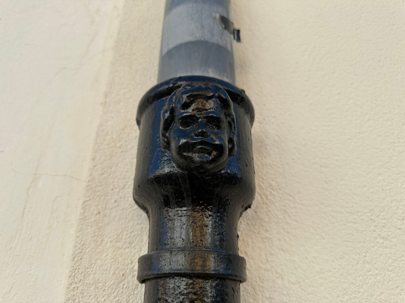Cara en el carrer Sant Carles de Pego