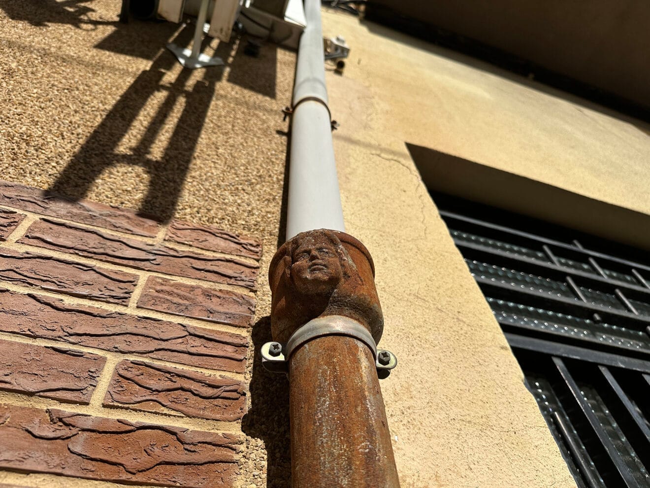 Cara en una canaleta del carrer Sant Rafel de Pego