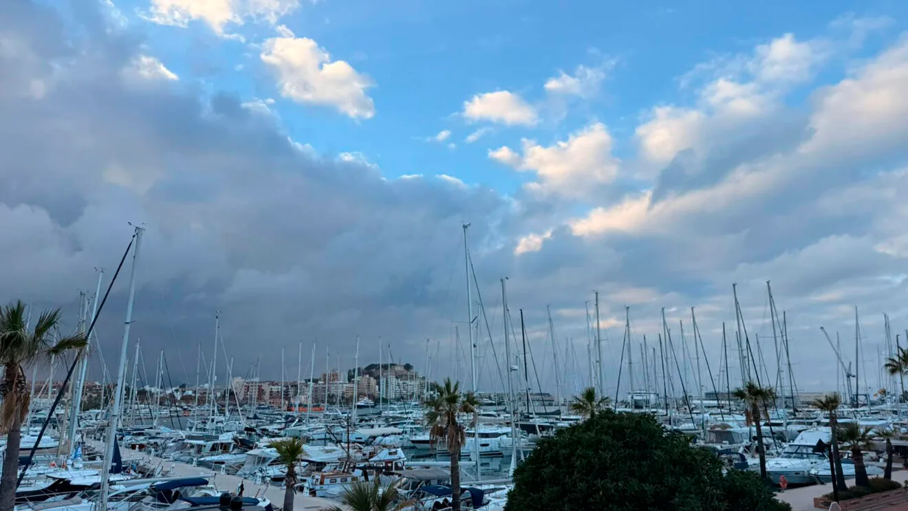 Cielo nublado sobre el puerto de Dénia