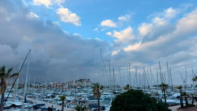 cielo nublado sobre el puerto de denia