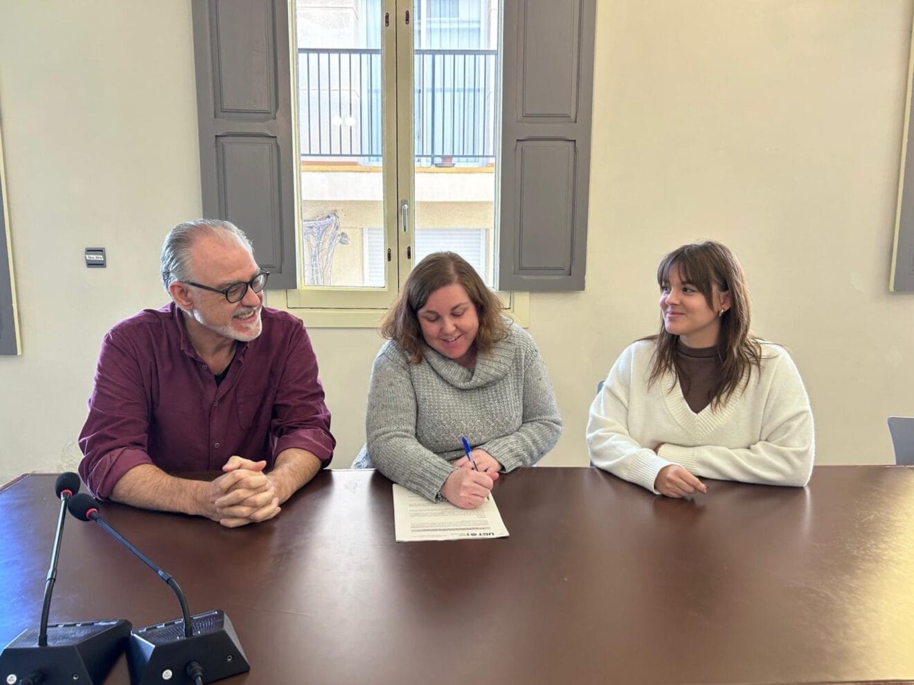 Concejala de Educación, alcalde y trabajadora de la escuela infantil firman el convenio.