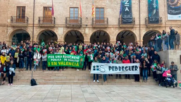 Imagen: Concentración en Dénia por la huelga educativa en la Marina Alta