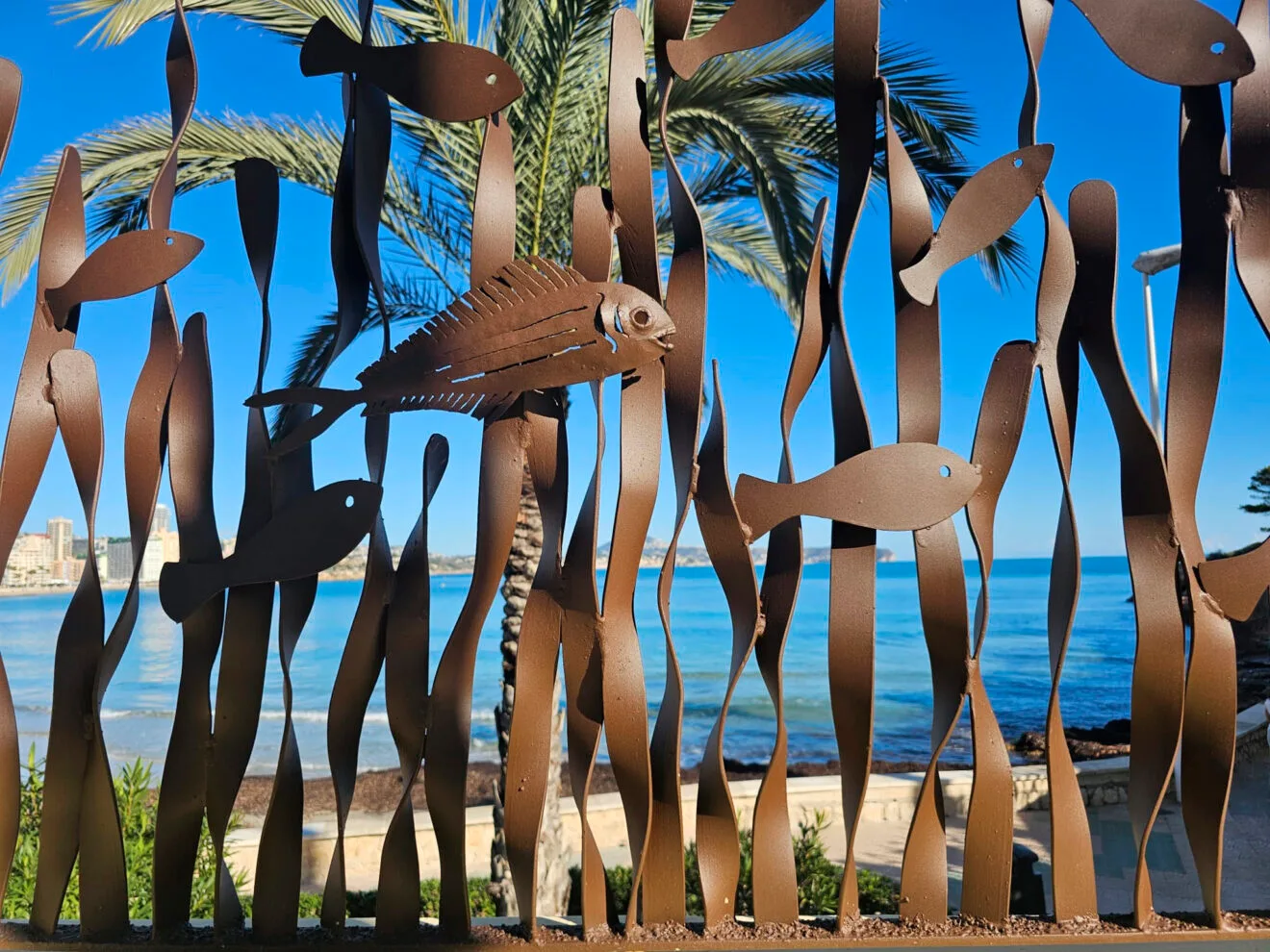 Detalle de la escultura de Toni Marí en la playa de la Fossa de Calp