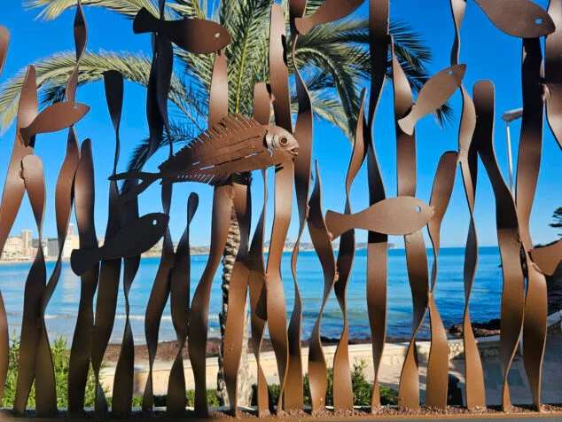 Una pradera de Posidonia de hierro galvanizado inmortaliza el vínculo entre Calp, el mar y la pesca 3 Imagen: Detalle de la escultura de Toni Marí en la playa de la Fossa de Calp