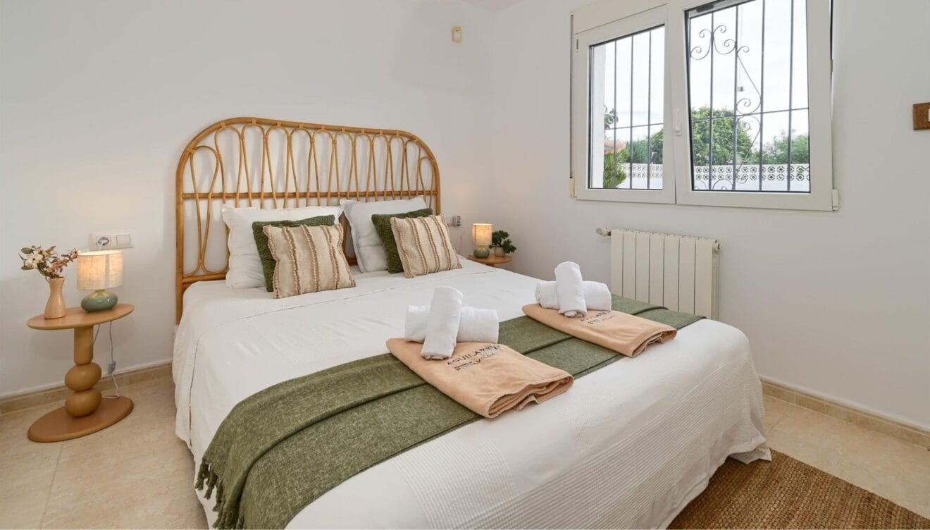 Dormitorios con cama doble y aire acondicionado descanso y confort asegurados